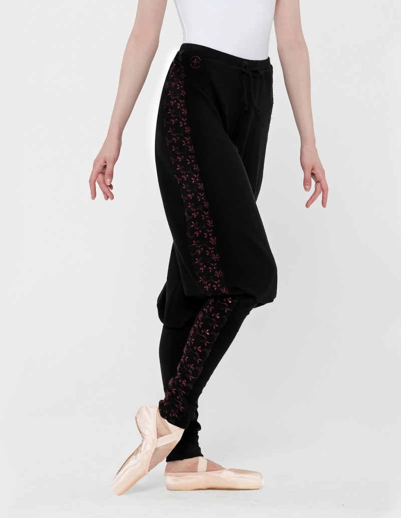 wear moi jalendra embroidered flower knitted pants